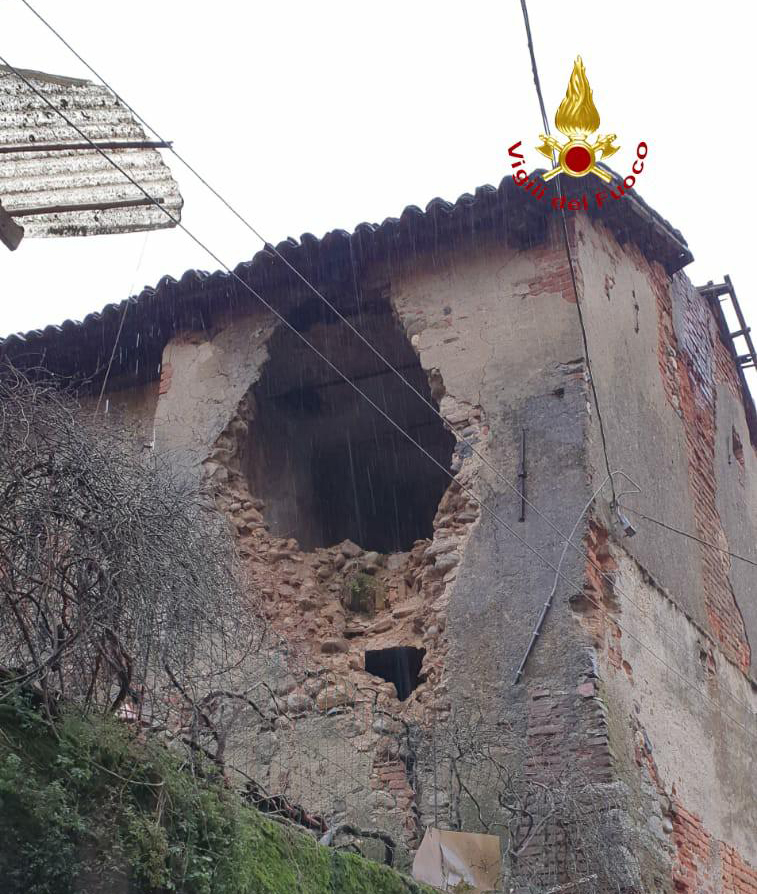 Moncrivello: crollo parziale di un edificio