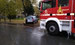 Auto contro albero: ragazza incastrata