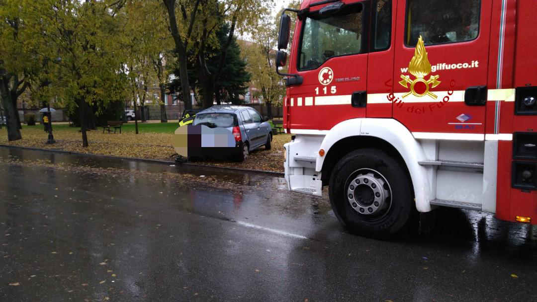 Auto contro albero: ragazza incastrata