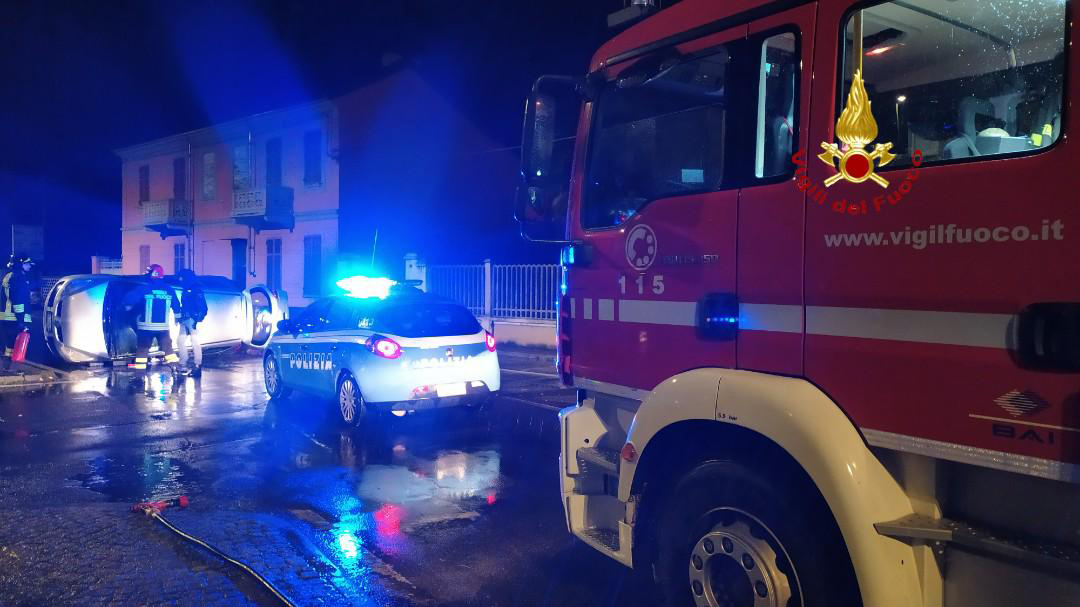 Auto capottata in via Trino a Vercelli