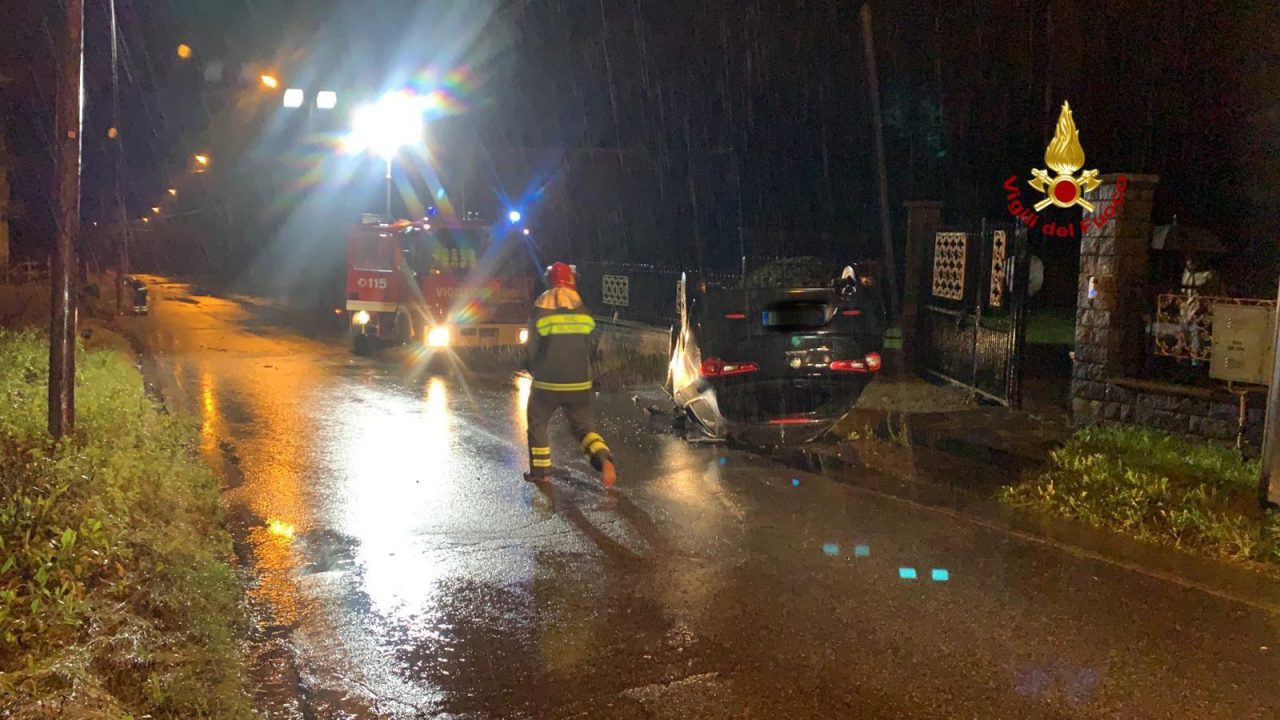 Serravalle Sesia: auto abbatte un palo e si capotta