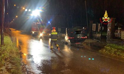 Serravalle Sesia: auto abbatte un palo e si capotta