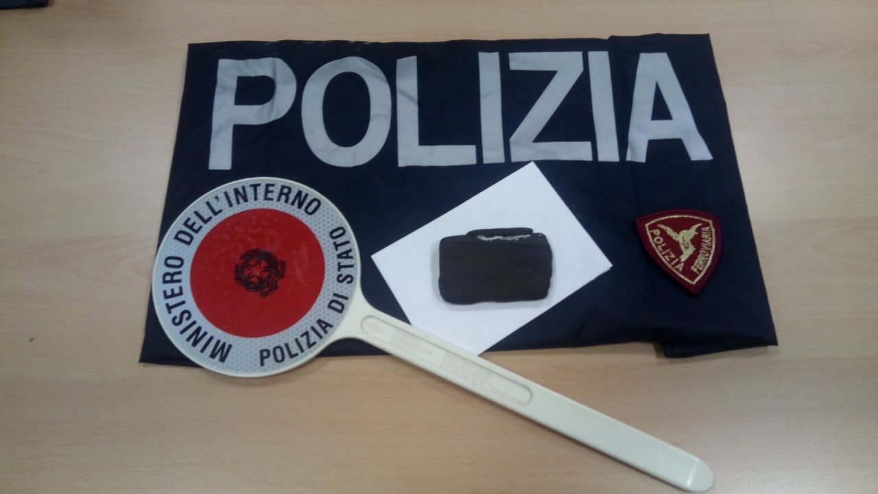 Trovato senza biglietto, aveva della droga nel marsupio