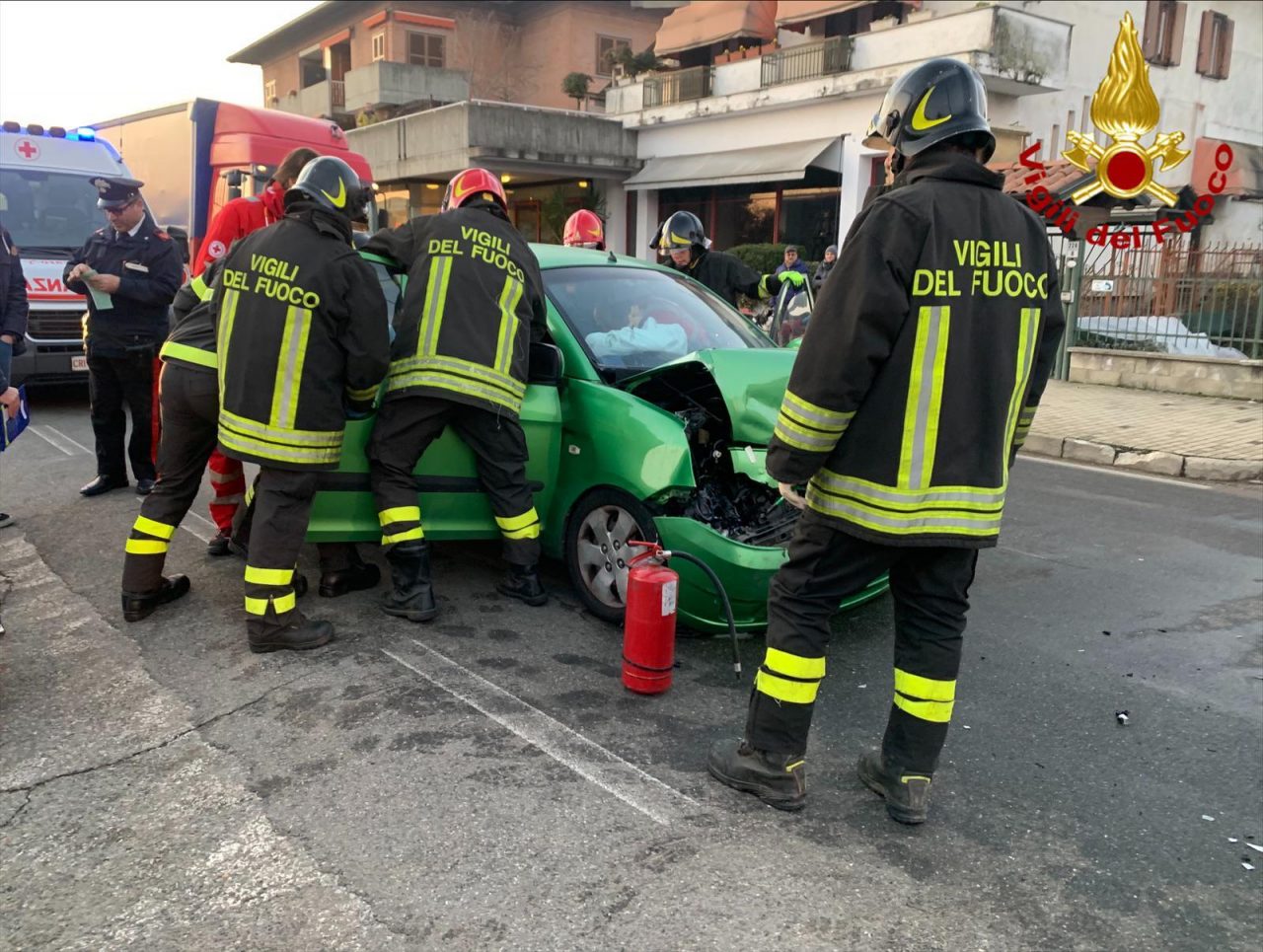 Tremendo schianto: due feriti rimasti incastrati