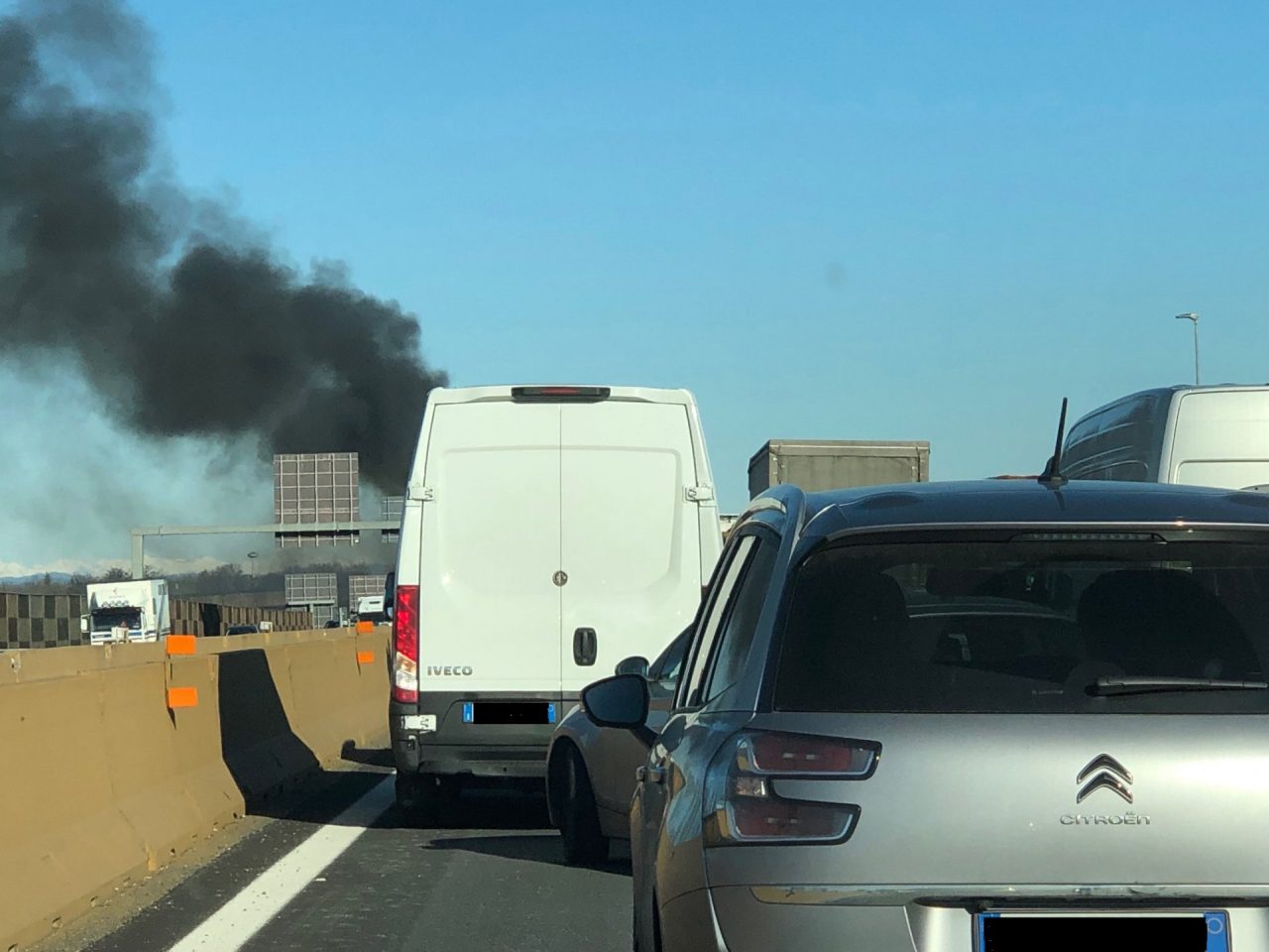 Veicoli in fiamme sull’A4