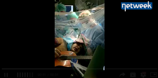 Intervento al cervello da sveglio, il paziente suona anche la chitarra – VIDEO