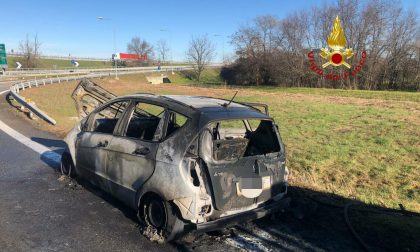 Auto in fiamme sulla bretella A4-A26
