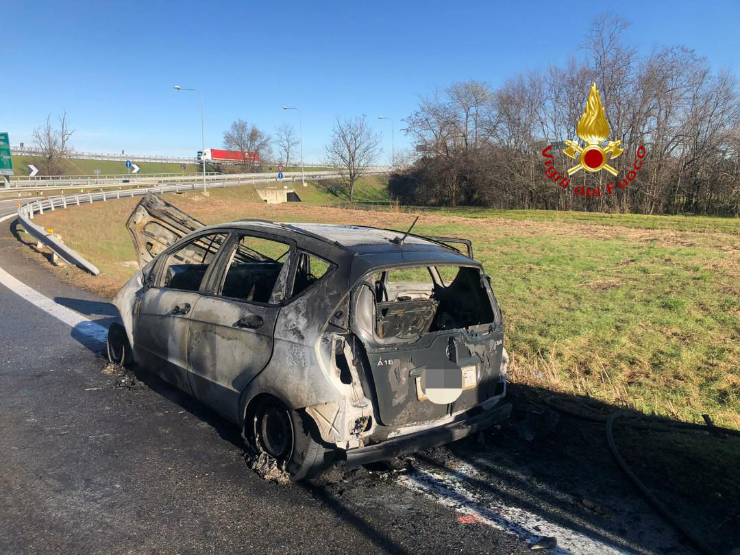 Auto in fiamme sulla bretella A4-A26