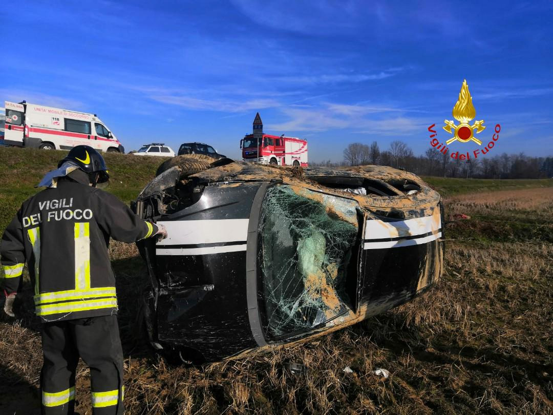 Auto rovesciata tra Ghislarengo e Rovasenda