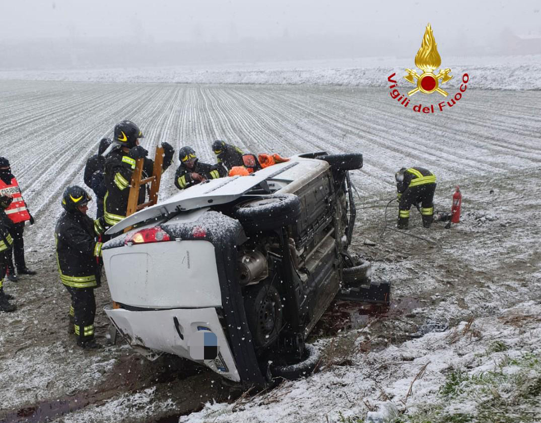 Crescentino: due persone incastrate nell’auto