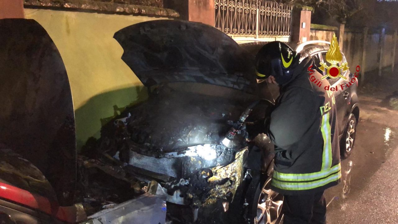 Incendio a Santhià: due auto danneggiate dalle fiamme