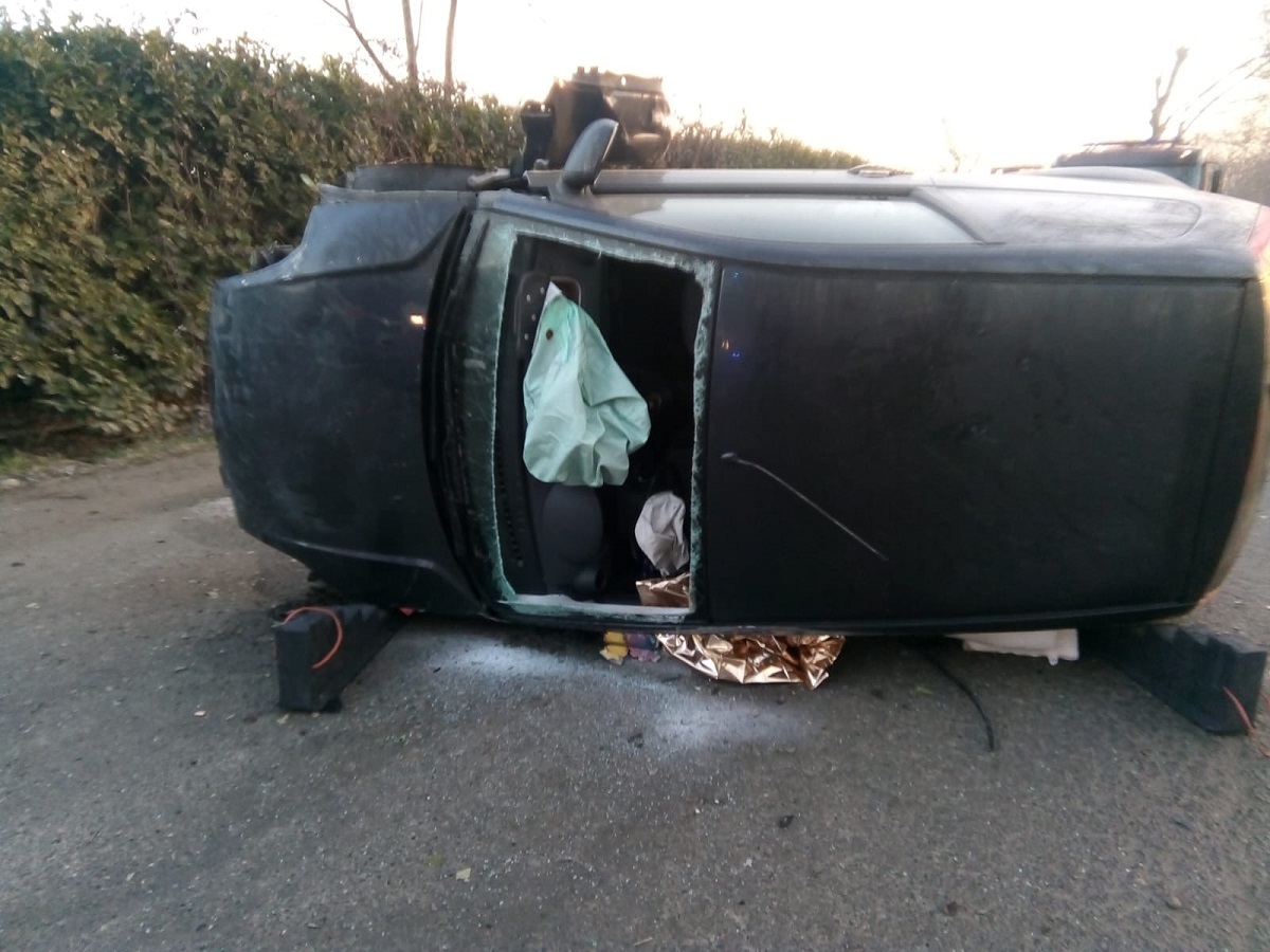 Auto ribaltata: conducente all’ospedale
