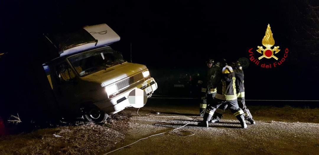Camper in bilico sulla scarpata