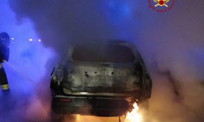 Auto a fuoco sulla A26 a Stroppiana
