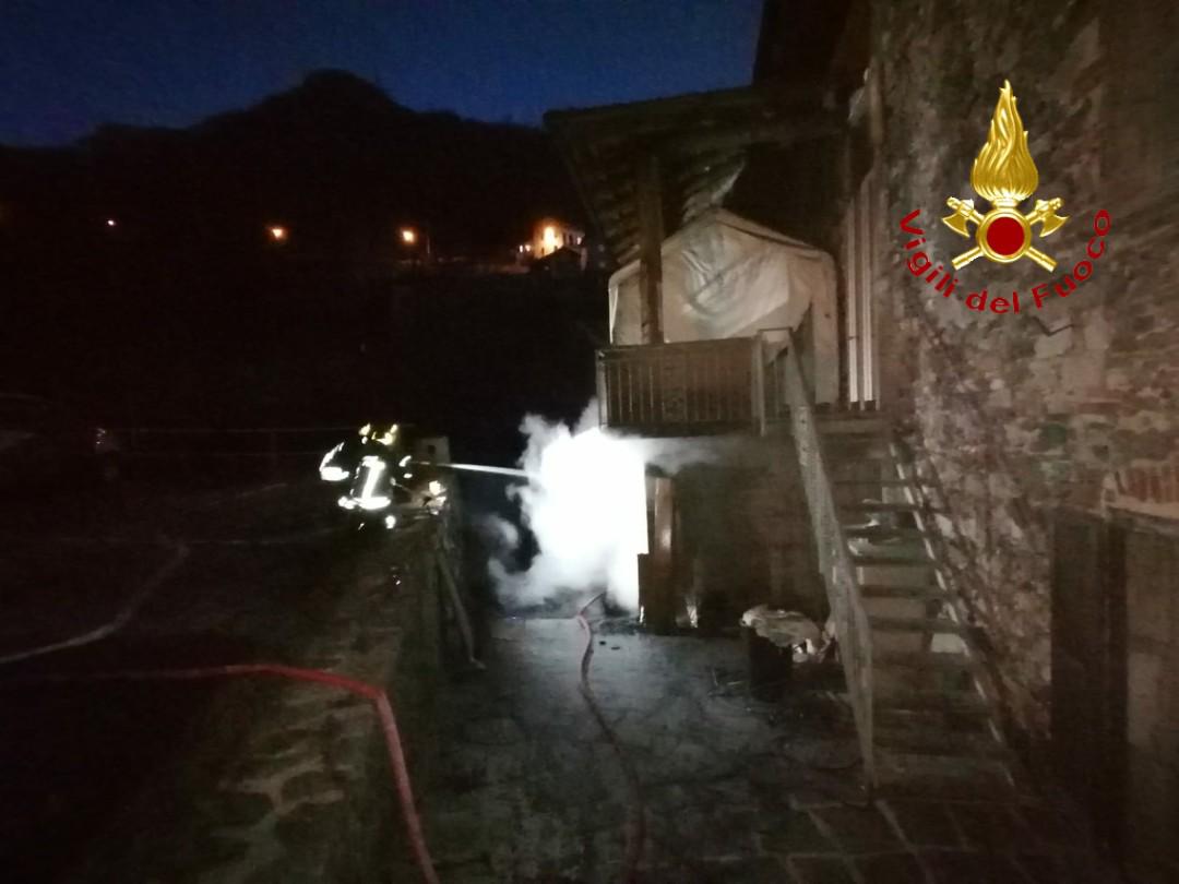 Incendio legnaia vicino a un ristorante di Varallo
