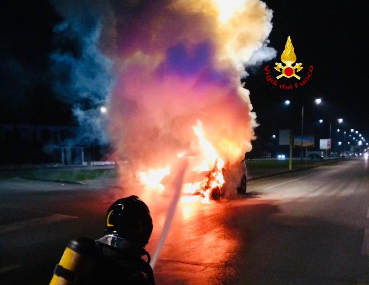 Auto in fiamme a Caresanablot