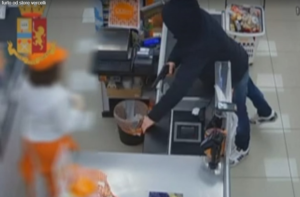 44enne di Vercelli rapina Od Store. Arrestato – VIDEO
