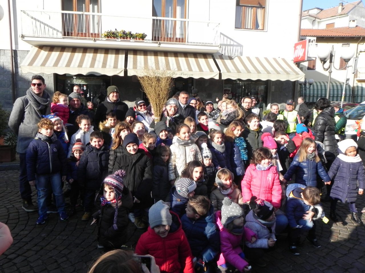 Santhià: la Befana dell Famija è arrivata in Vespa