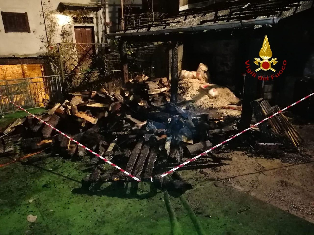 Legnaia a fuoco a Rossa