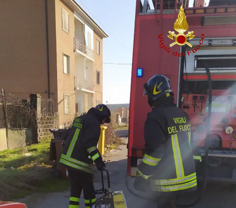 Fiamme nello scantinato: paura in un palazzo di Santhià