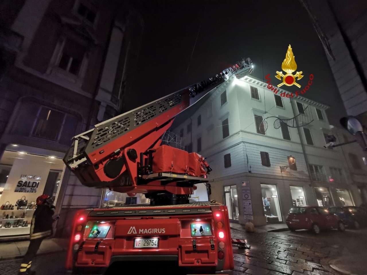 Tegole pericolanti in via Crispi