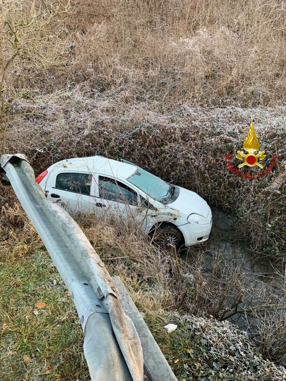 Auto abbandonata tra Buronzo e Castelletto Cervo