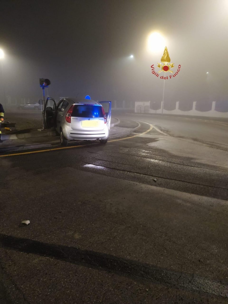 Caresanablot: auto contro la rotonda, un ferito