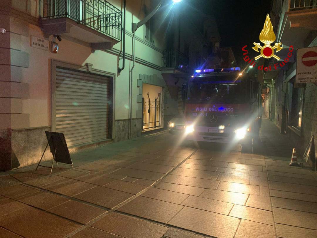 Santhià: cantina a fuoco in centro città