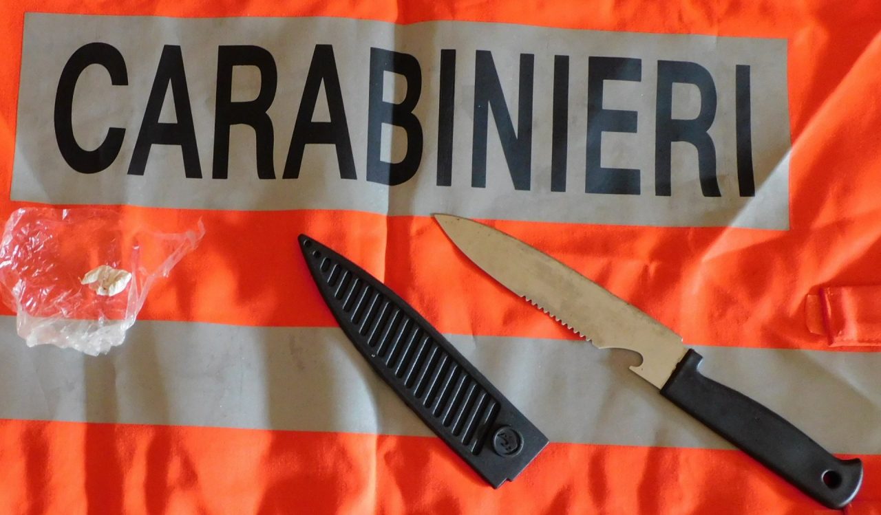 Coltello e cocaina in tasca: una denuncia