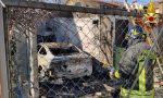 Auto in fiamme dentro il box