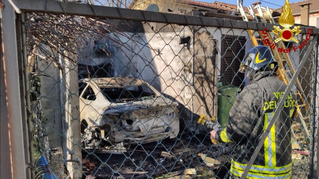 Auto in fiamme dentro il box