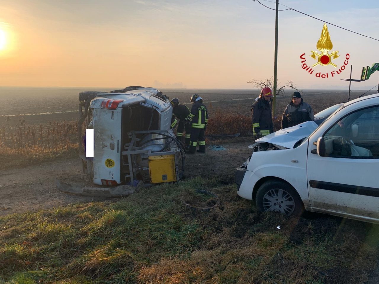 Tamponamento sulla provinciale: fuori strada un pick up carico di gasolio