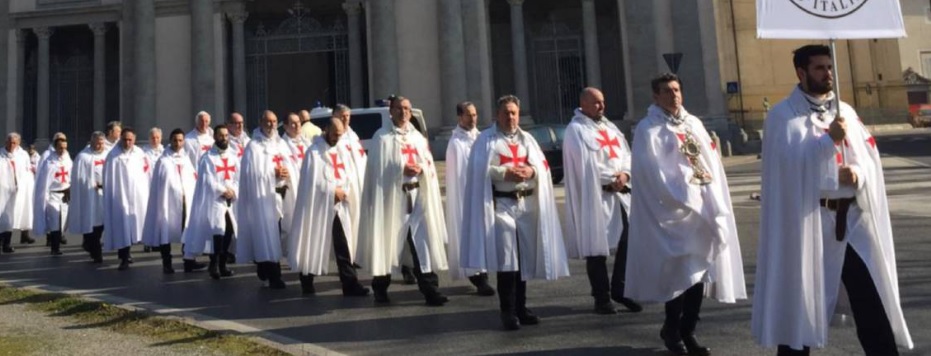 Templari in città nel silenzioso cammino per la fede