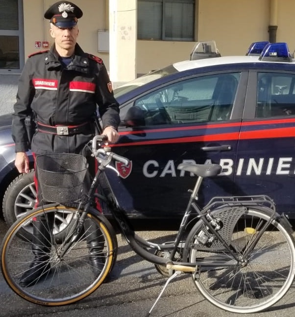 Ubriachi rubano una bicicletta: cinque giovani denunciati