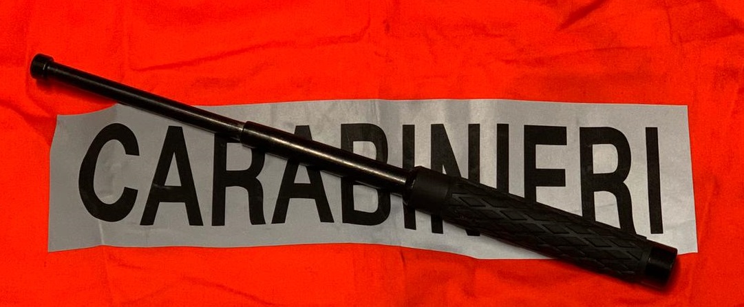 Girava con manganello: denunciato dai Carabinieri