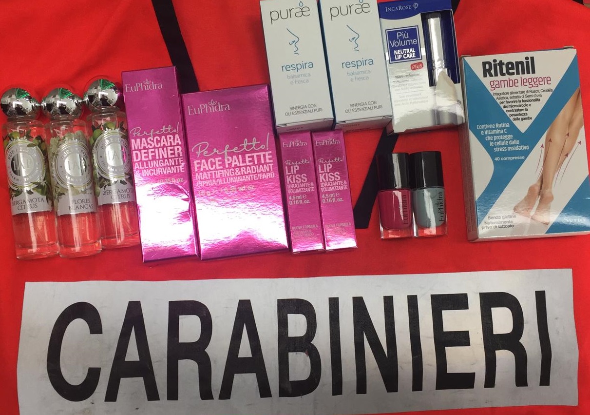 Anziana ruba creme di bellezza in farmacia