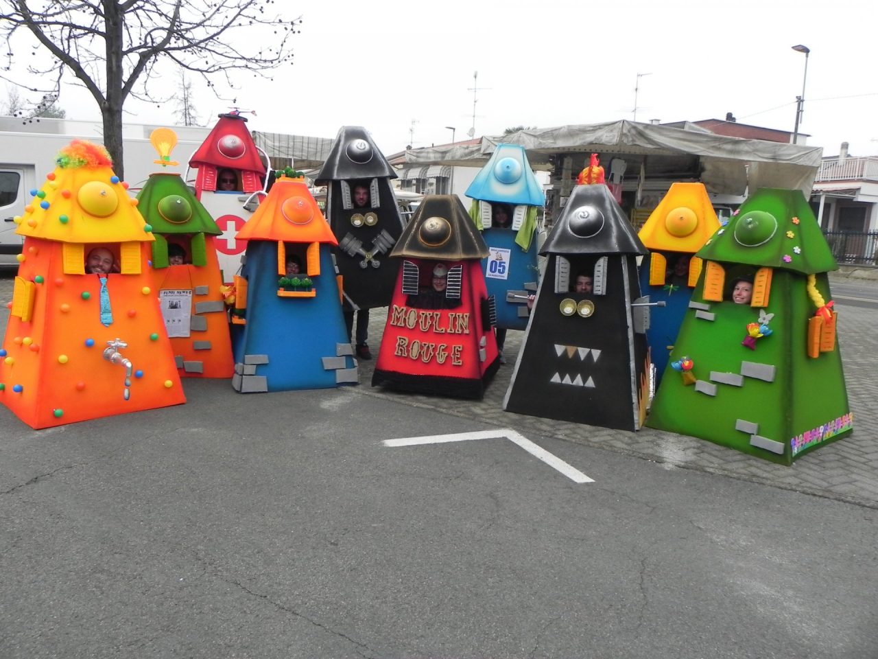 Santhià: blitz del Carnevale al mercato per portare un po’ di sorrisi