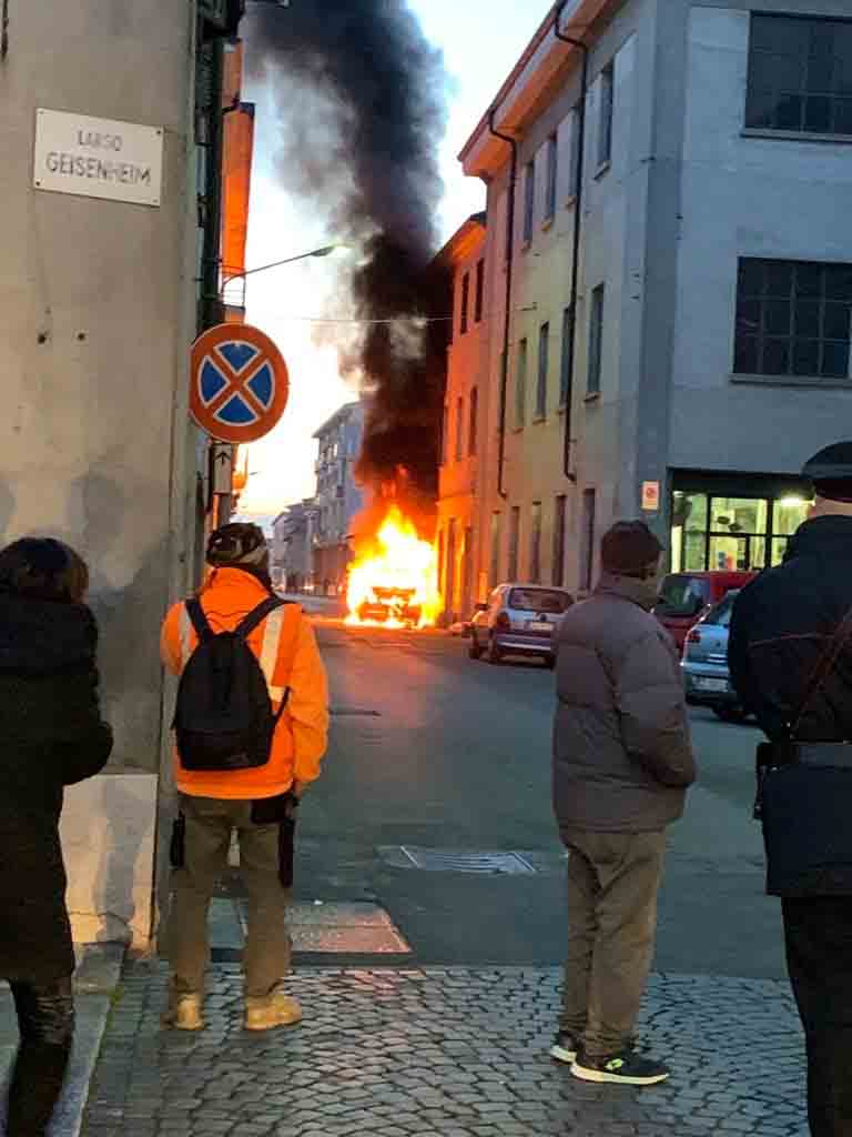 Auto a fuoco a Trino