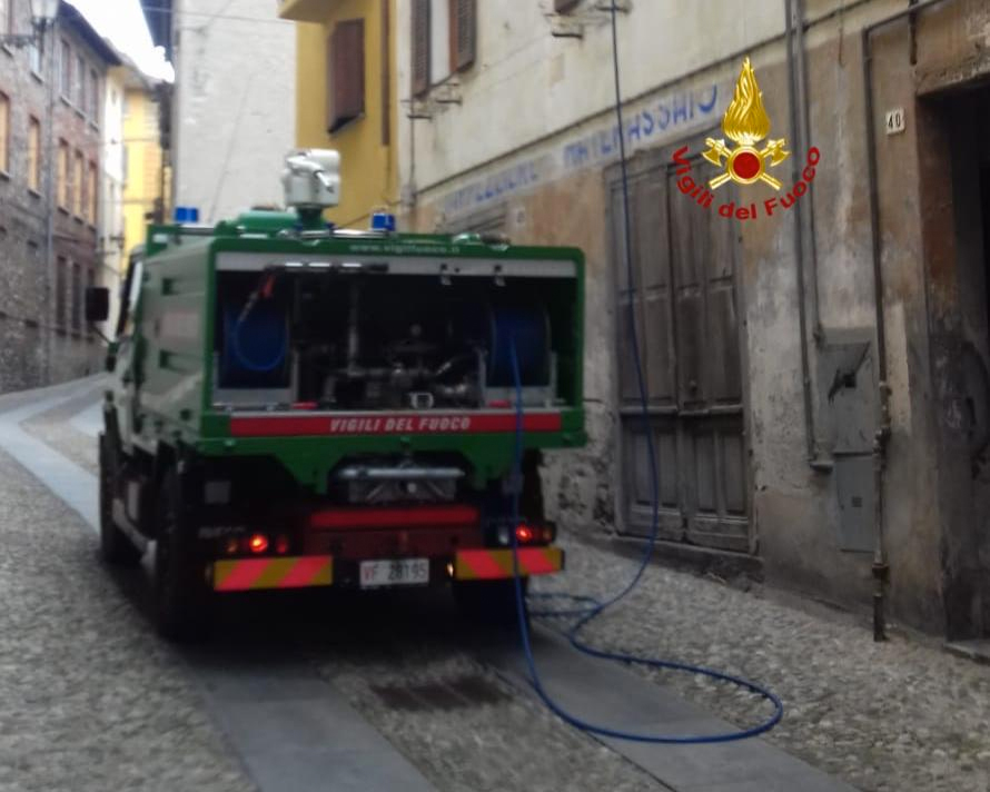 Varallo: camino in fiamme