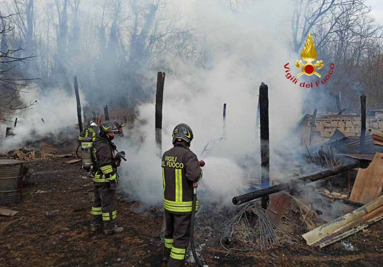 Gattinara: capannoni in fiamme in via Claudio
