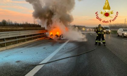 Auto in fiamme sull'A4 nel comune di Carisio