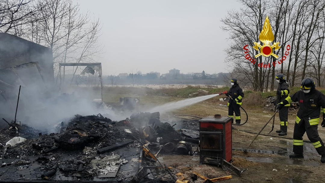Roulotte in fiamme in località fiume Sesia