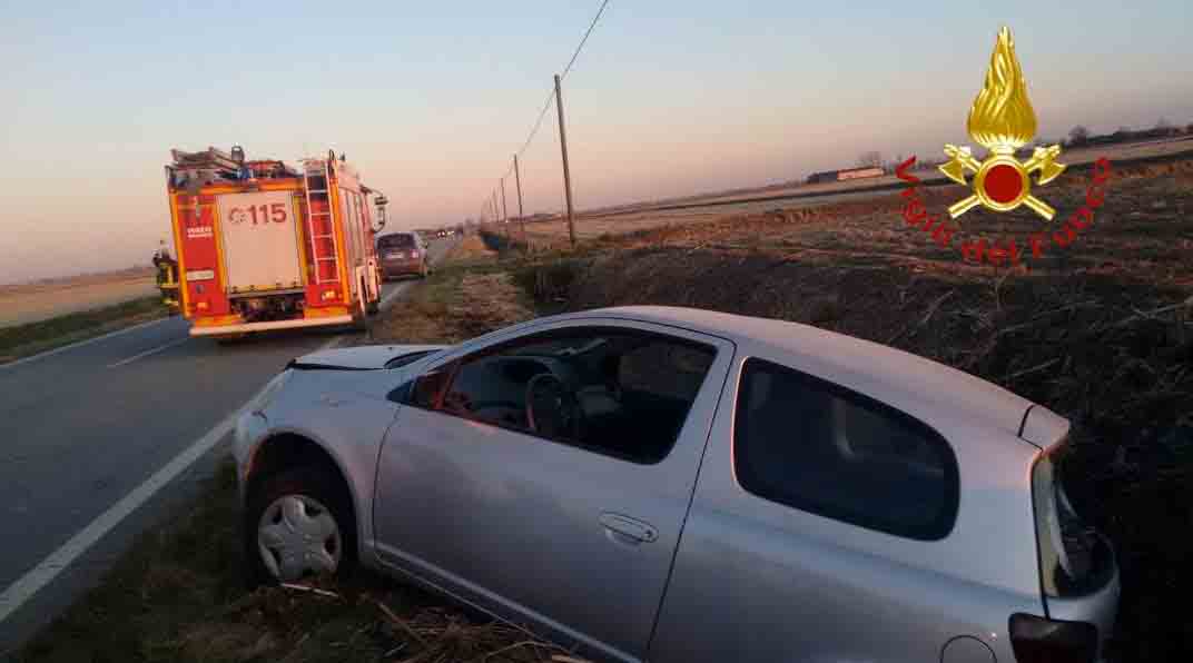 Auto nel fosso a Olcenengo
