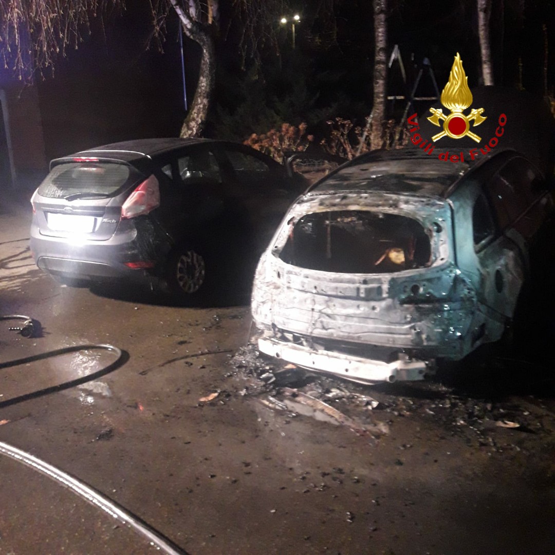 Fiamme in via Colombo: due auto coinvolte