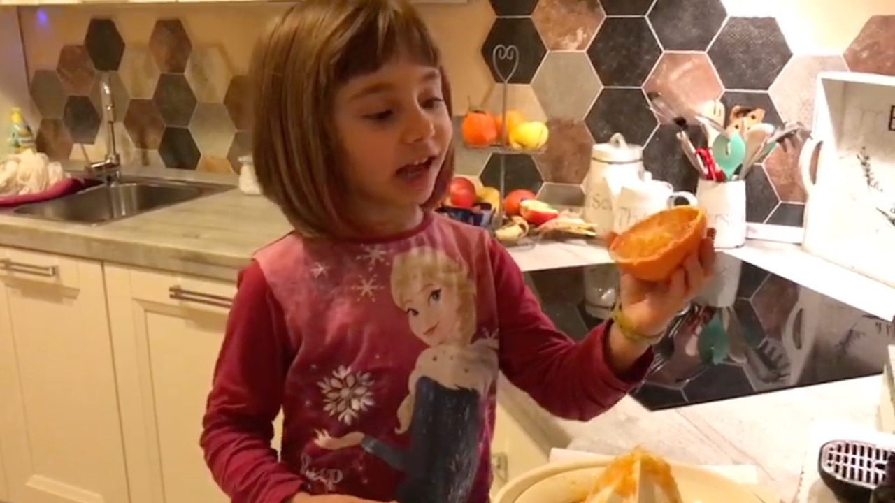 #iorestoacasa: Matilde Pane alle prese con spremuta e magie…