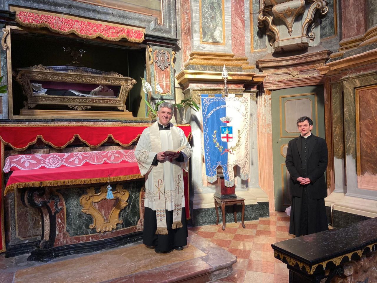 Affidamento alla Madonna della comunità di San Germano con la presenza del gonfalone della città