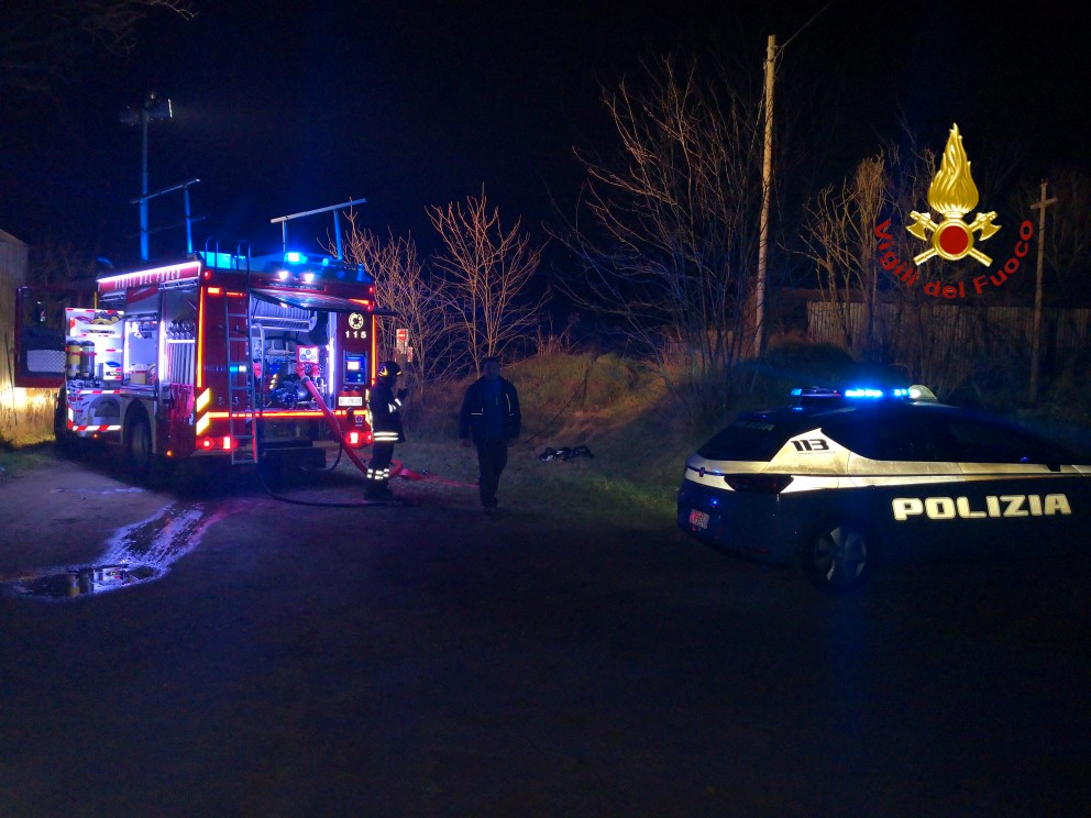 Mezzi pesanti in fiamme in un capannone