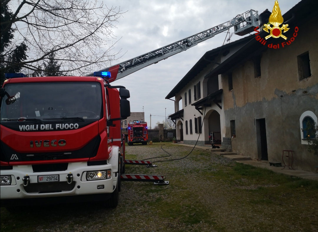 Caresanablot: in fiamme un camino