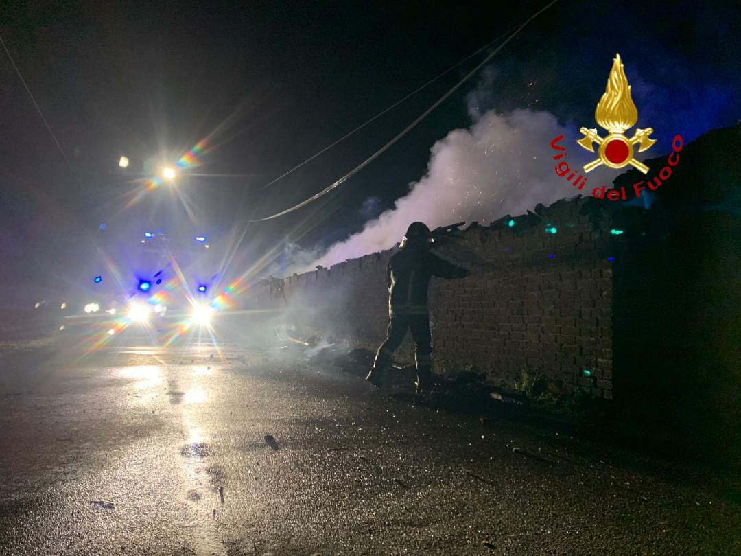 Legnaia a fuoco: rogo visto da km di distanza