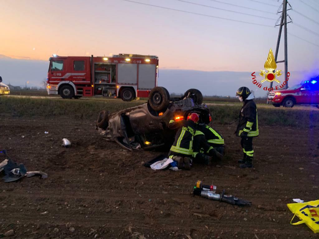 Auto fuori strada una donna in ospedale